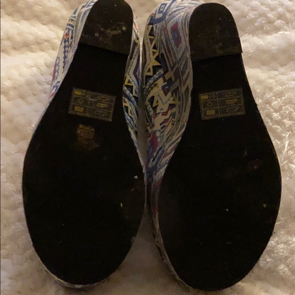 Shoes - Picture 3 of 4